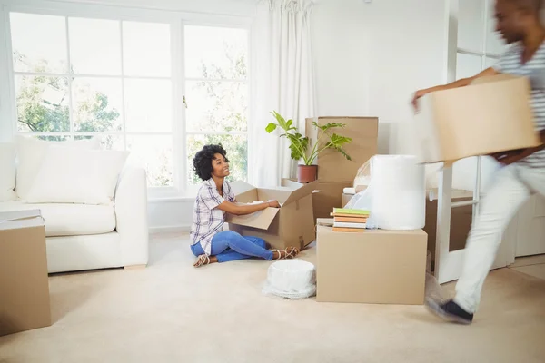 Pareja feliz con cajas —  Fotos de Stock