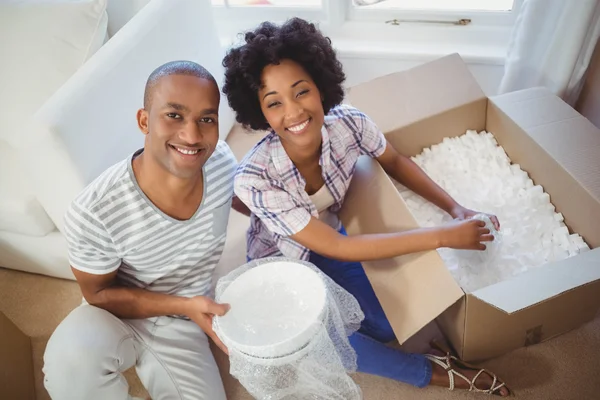 Feliz pareja abriendo cajas — Foto de Stock