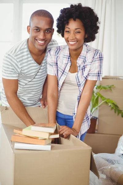 Feliz pareja abriendo cajas —  Fotos de Stock