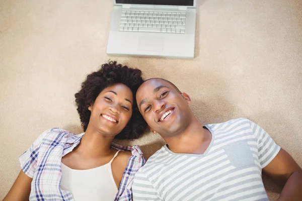 Casal feliz deitado no chão — Fotografia de Stock