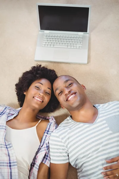 Casal feliz deitado no chão — Fotografia de Stock