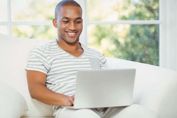 Przystojny mężczyzna za pomocą laptopa — Zdjęcie stockowe