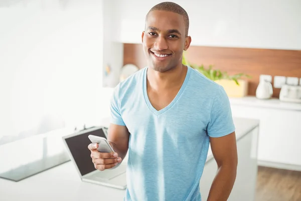 Hombre guapo usando teléfono inteligente — Foto de Stock