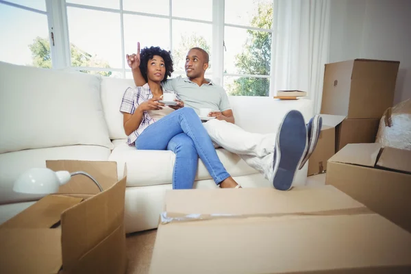 Happy couple on the sofa drinking coffee — Stock Photo, Image