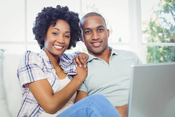 Gelukkige paar met behulp van de laptop op de Bank — Stockfoto