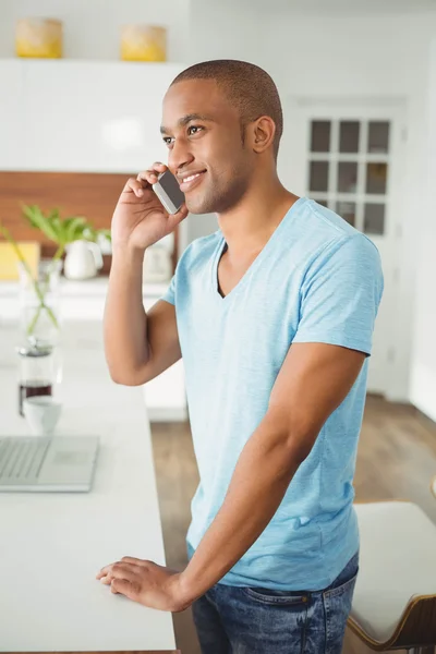 Pohledný muž na telefonní hovor — Stock fotografie