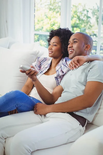 Casal feliz assistindo TV — Fotografia de Stock