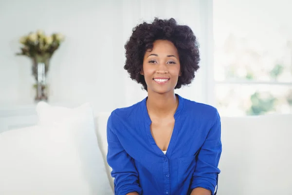 Portrait of smiling woman on the sofa — Stock Photo, Image