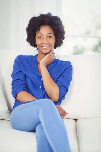 Портрет улыбающейся женщины на диване — стоковое фото