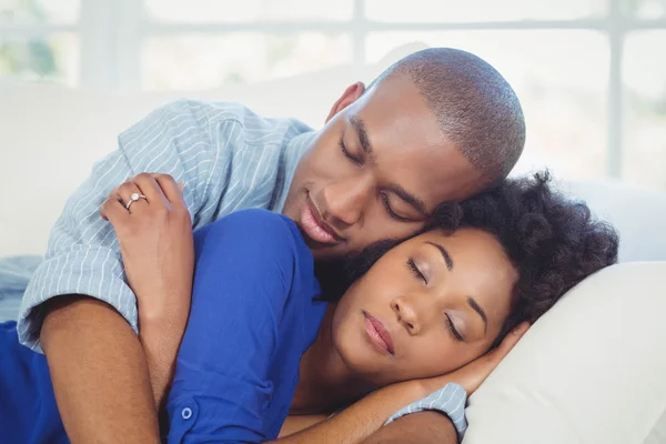 Pareja tranquila durmiendo en el sofá —  Fotos de Stock