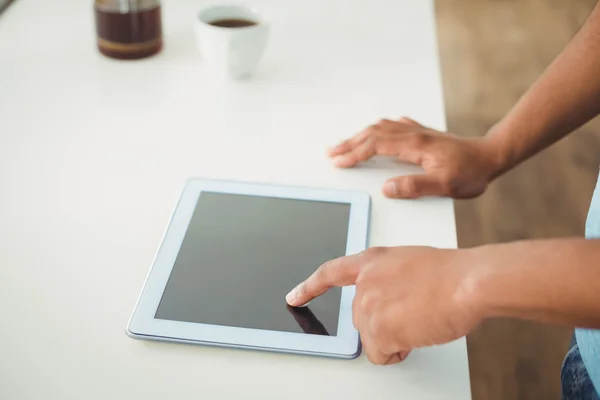 Primer plano de las manos del hombre usando la tableta — Foto de Stock