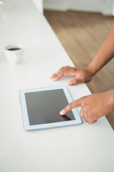 Manos de hombre usando tableta — Foto de Stock