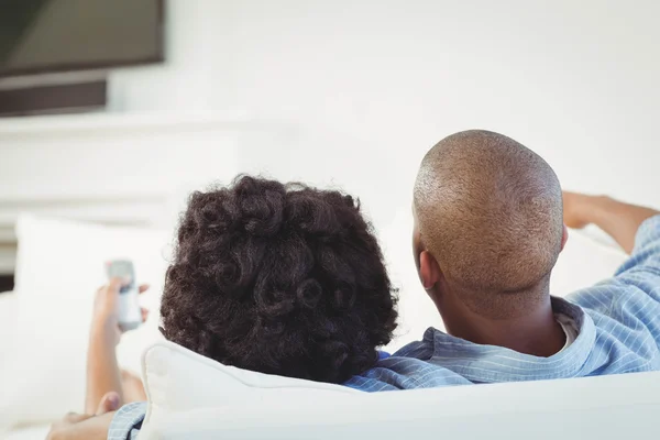 Bakifrån av par titta på TV — Stockfoto