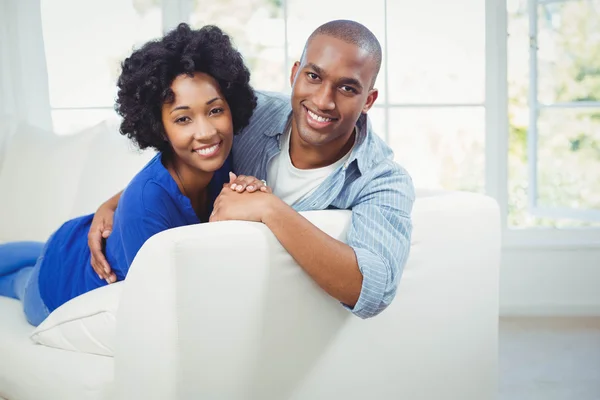 Retrato de pareja sonriente en el sofá — Foto de Stock