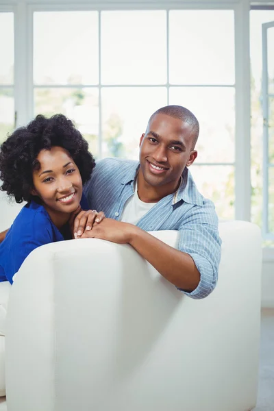 Portrait de couple souriant sur le canapé — Photo