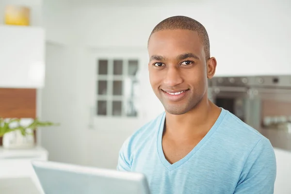 Homem sorridente usando tablet — Fotografia de Stock