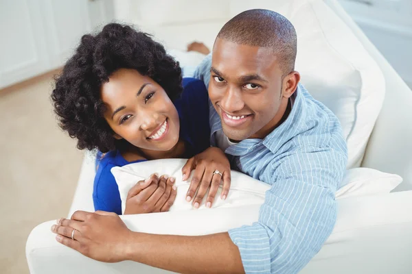 Retrato de casal sorridente no sofá — Fotografia de Stock