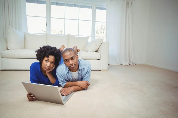 Casal feliz deitado no chão — Fotografia de Stock