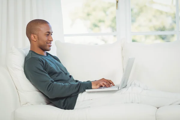 Bonito homem usando laptop — Fotografia de Stock