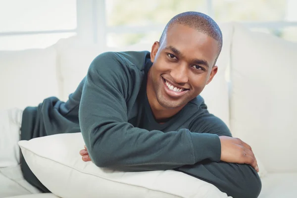 Beau homme allongé sur le canapé — Photo