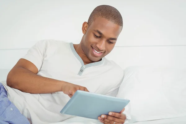 Uomo sorridente utilizzando tablet — Foto Stock