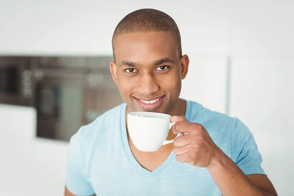 Uomo sorridente in possesso di tazza — Foto Stock