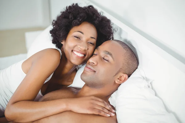 Peaceful couple on the bed — Stock fotografie