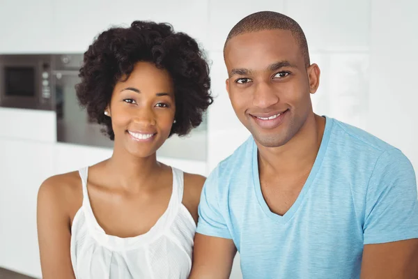 Portrait of smiling couple in the kitchen — 图库照片