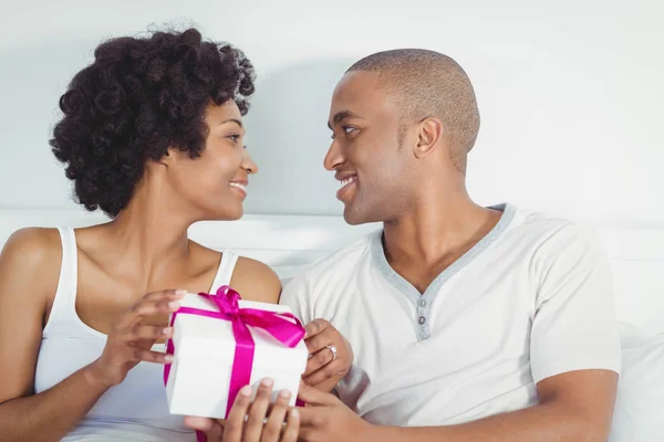 Schöner Mann schenkt seiner Freundin ein Geschenk — Stockfoto
