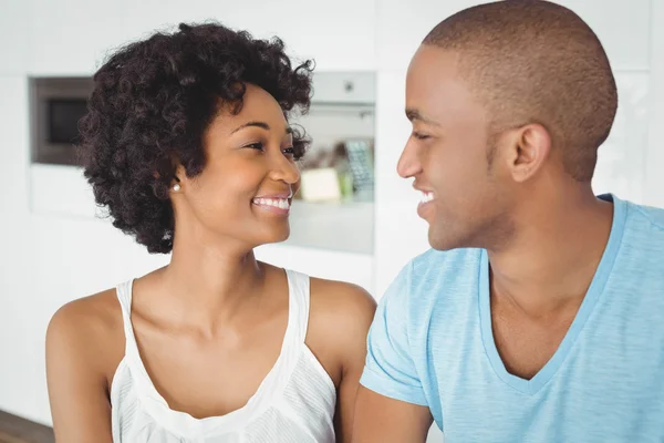 Pareja sonriente mirándose —  Fotos de Stock