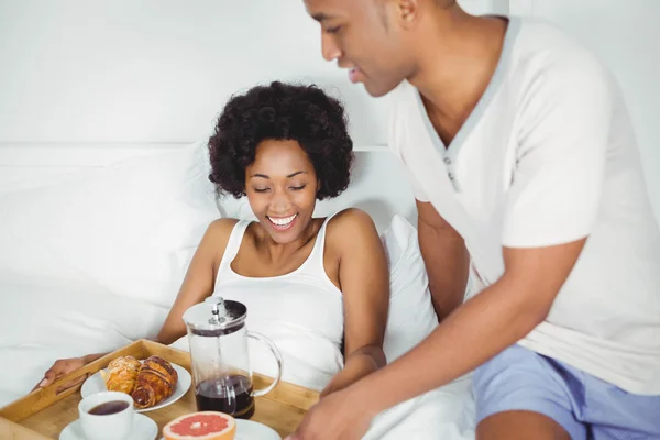 Handsome man bringing breakfast to his girlfriend — Stock Photo, Image