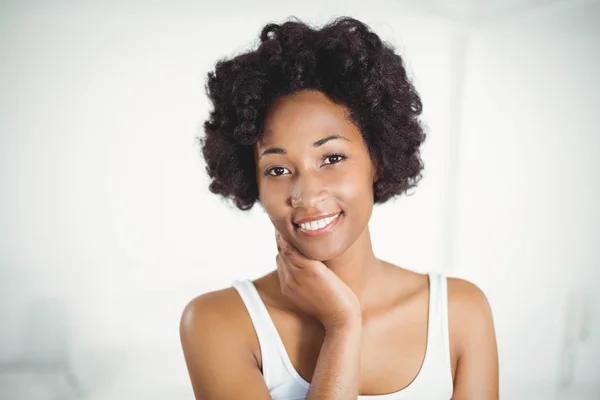 Portrait of smiling brunette looking at the camera — Stok fotoğraf