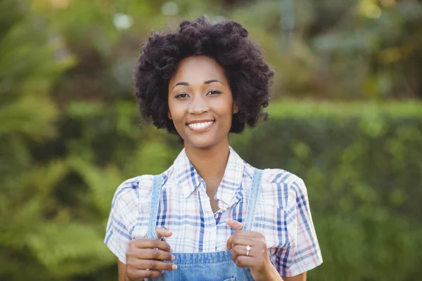 Lächelnde Frau im Garten — Stockfoto