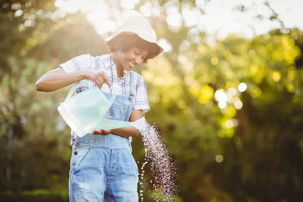 Mulher sorridente plantas de rega — Fotografia de Stock