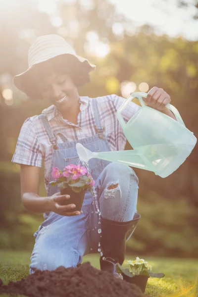 Smiling woman crouching in the garden — Φωτογραφία Αρχείου