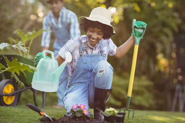 Jardinería feliz pareja — Foto de Stock