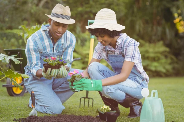 Coppia felice in giardino — Foto Stock