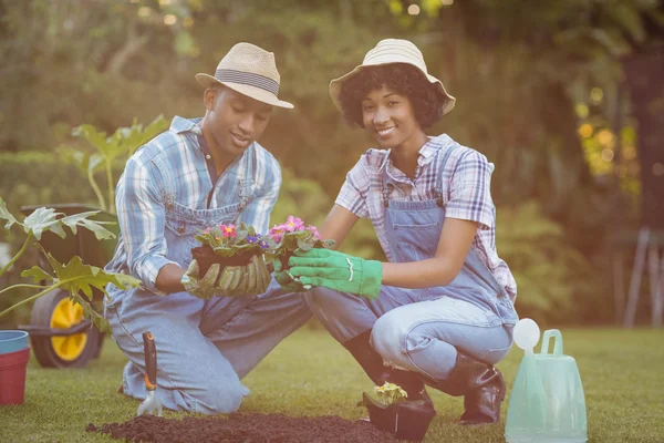 Coppia felice in giardino — Foto Stock