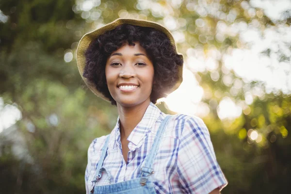 Donna sorridente in giardino — Foto Stock