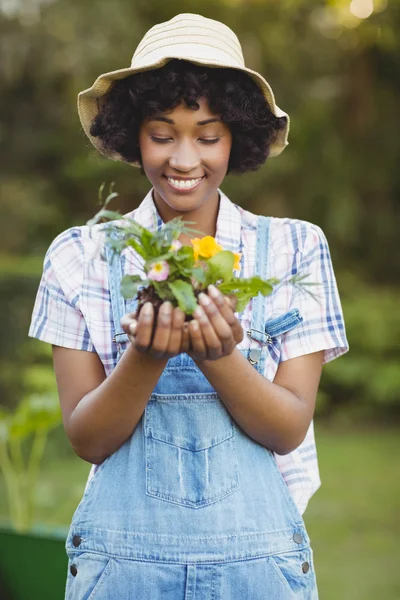 Smiling woman holding flowers — Stock Photo, Image