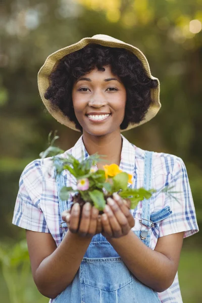 Lachende vrouw met bloemen — Stockfoto