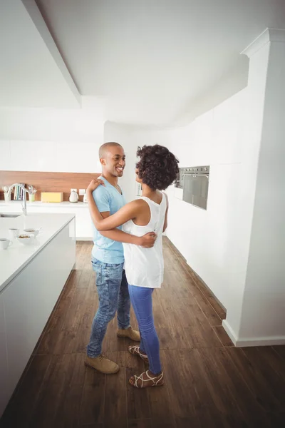 Счастливая пара танцует на кухне — стоковое фото