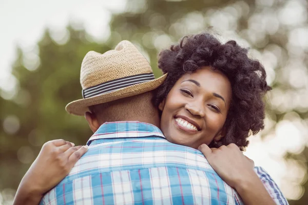 Joyeux couple embrassant — Photo