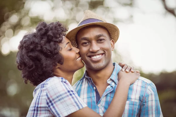 Couple souriant dans le jardin — Photo