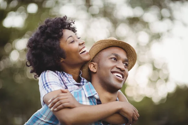 Hombre dando cerdito de nuevo a su novia — Foto de Stock