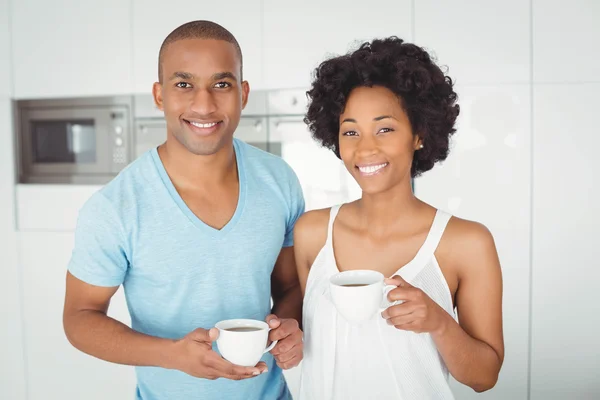 Casal segurando canecas — Fotografia de Stock