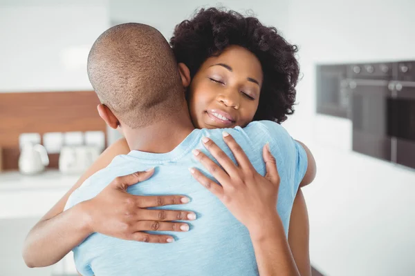 Pareja feliz abrazando — Foto de Stock