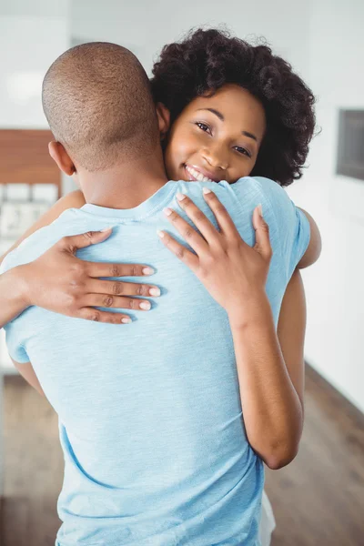Glückliches Paar umarmt sich — Stockfoto