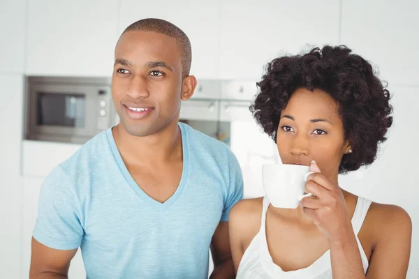 Pareja de pie en la cocina —  Fotos de Stock