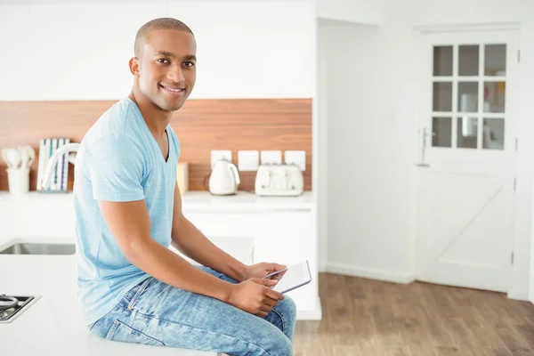 Hombre usando la tableta en la cocina — Foto de Stock